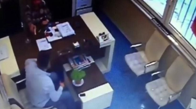 Τούρκος παίζει με όπλο και ξαφνικά πυροβολεί τον φίλου του (βίντεο)